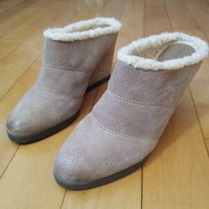 Tahari Spencer suede sherpa lined slip on mule wedges women's size 8 VGUC